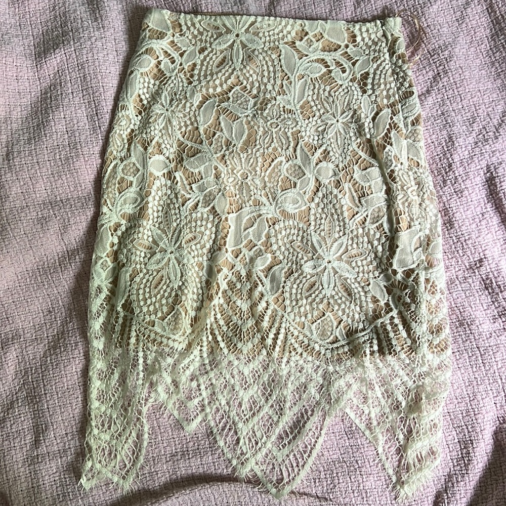 San joy Cream Lace skirt nude illusion lining Size Small NWOT